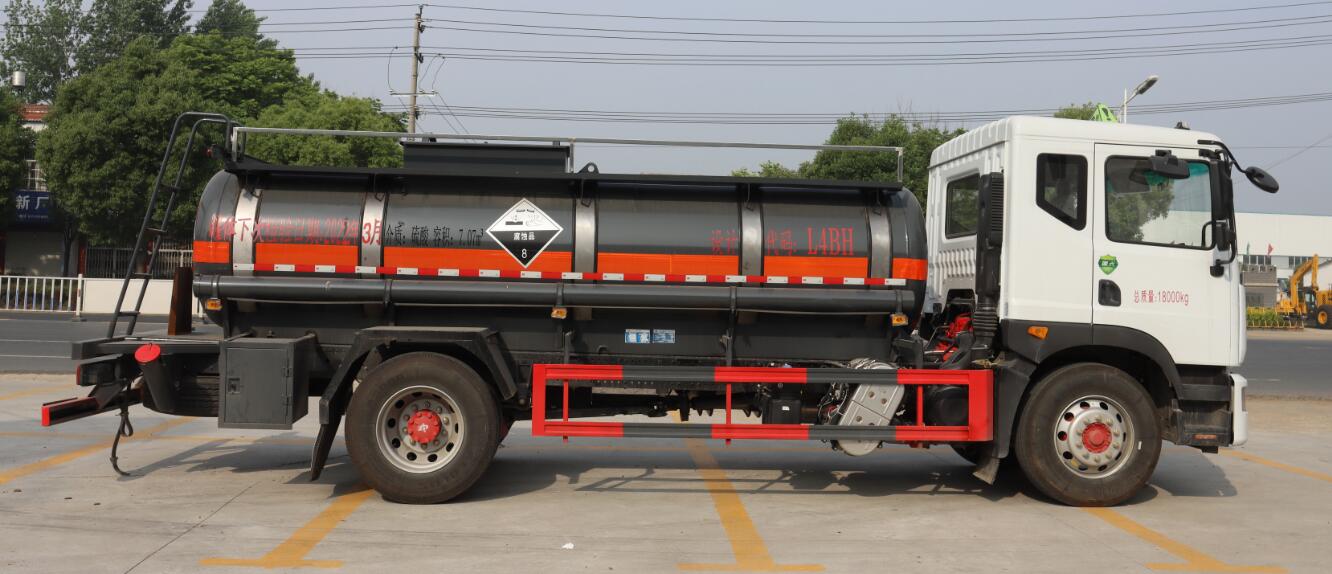 中汽力威牌HLW5181GFWEQ6腐蚀性物品罐式运输车图片