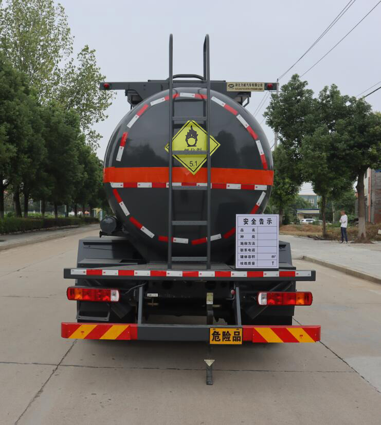 中汽力威牌HLW5260GYWC6氧化性物品罐式运输车图片